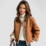 Rosália – Manteau à Fourrure et Boutons